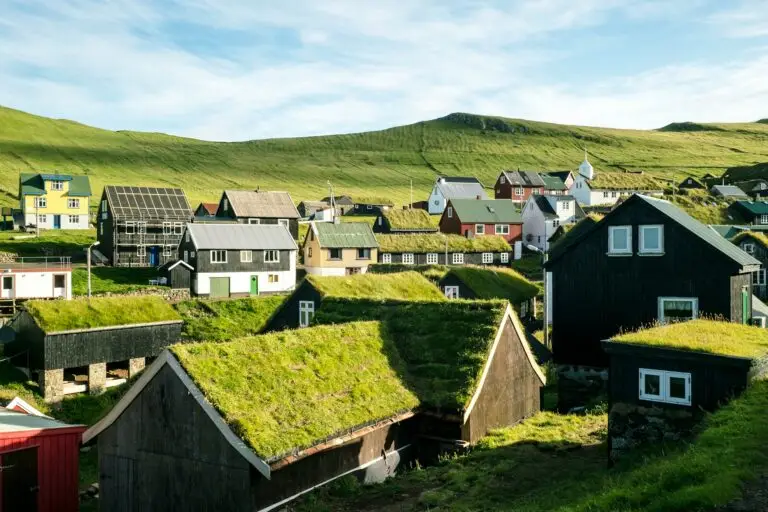Exploring Roofing Choices A Comprehensive Guide to Eco-Friendly Roofing Materials for Your New Home 4 Homes that use eco-friendly roofing materials
